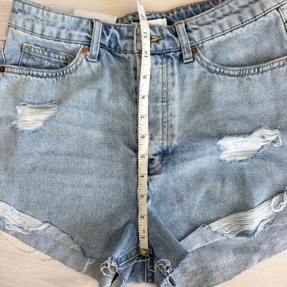 NWT H&M light blue denim cut off high waisted distressed jean shorts size 8 - Picture 5 of 7